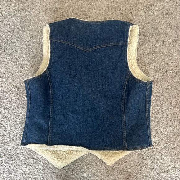 Vintage Levi's Dark Blue Denim Vest with Cream Sherpa Lining - Picture 2 of 3